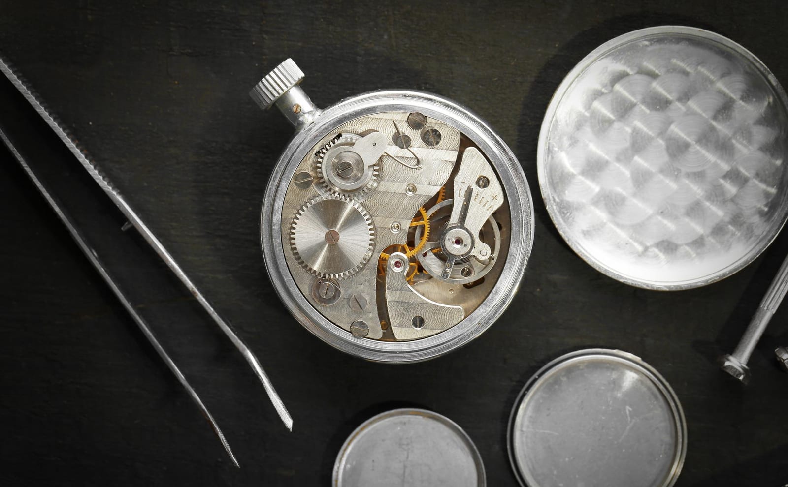 Assistenza a Domicilio per Orologi a Colonna — dettaglio del lavoro in laboratorio